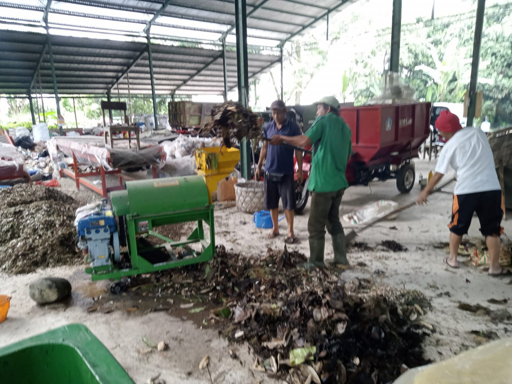 Wujudkan Desa Petang Bersih dan Nyaman, TPST 3R Memanfaatkan Sampah Dedaunan Dijadikan Pupuk Kompos